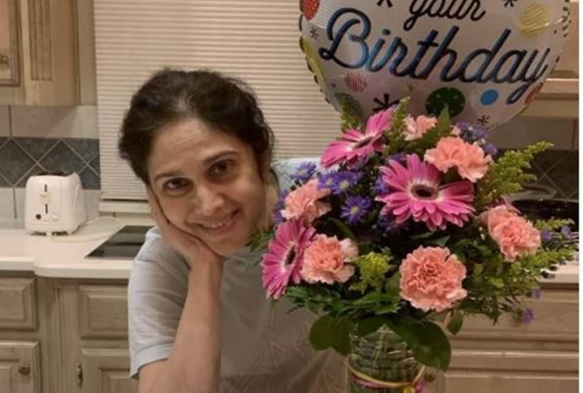 Meenakshi seshadri share her latest photo on birthday fans are surprised with her fitness and looks
