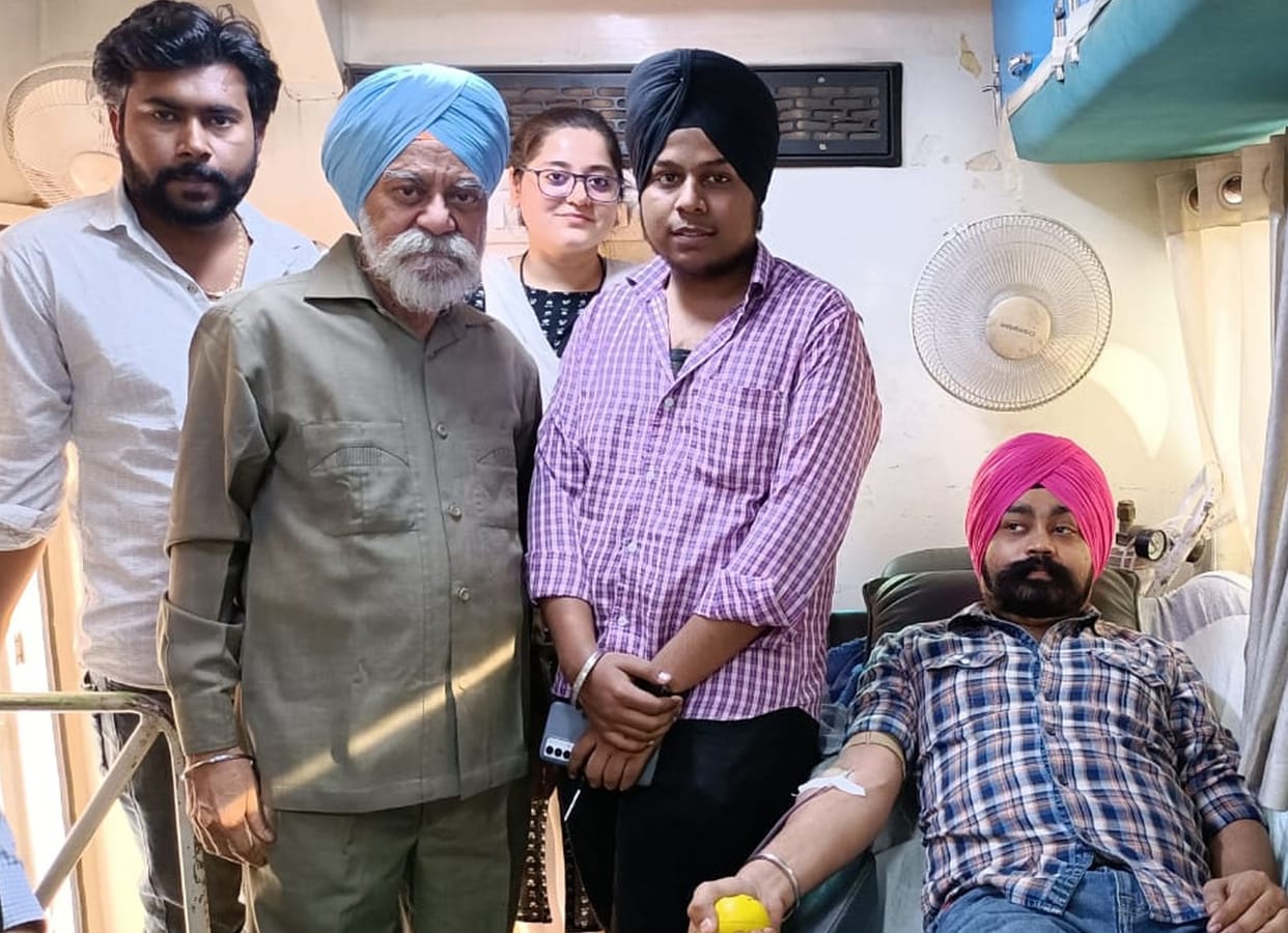 fathepur news,12 donated blood on Prakash Parv