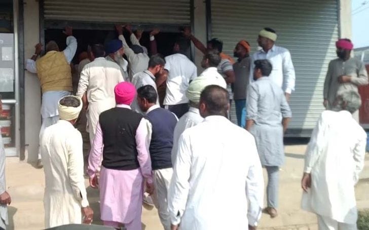 Farmers accused of discrimination in the distribution of fertilizers, the shutter of the shop dropped