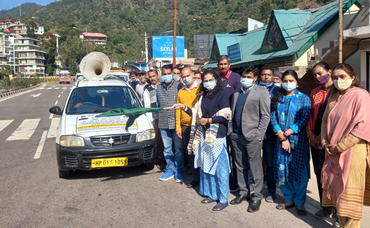 DC glags off Janmanch prachar vehicles from Solan