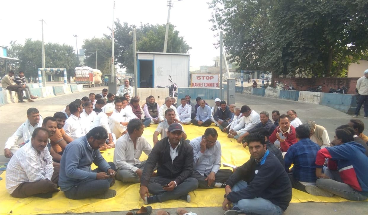 Agent's strike in protest against the cotton purchase going out of the market
