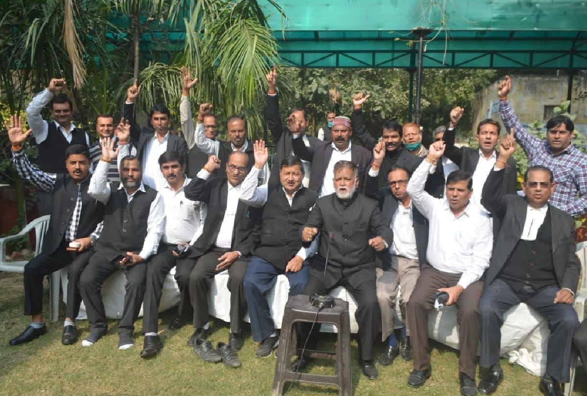 advocates sitting strikes for demanding High Court Bench in agra