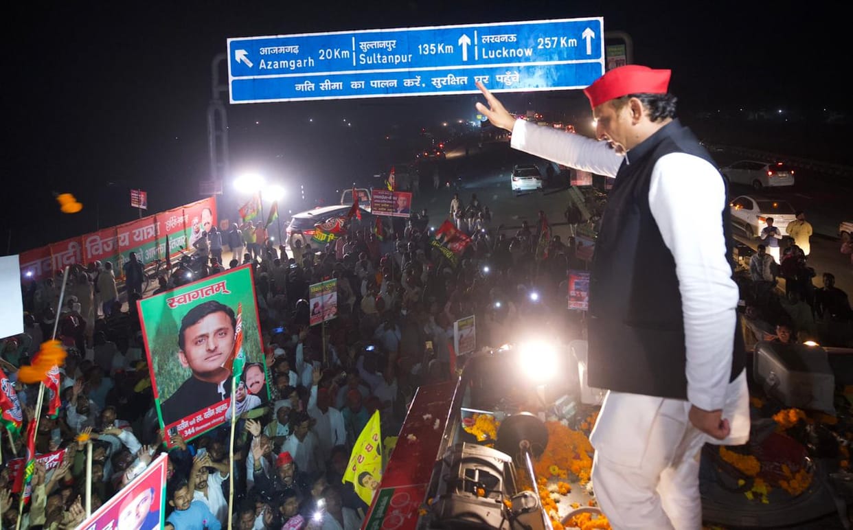 Samajwadi Vijay Yatra party workes waited for many hours for see Akhilesh Yadav in Mau and Azamgarh