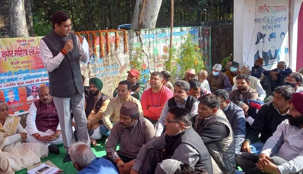 Former CM and Leader of Opposition met the agitators