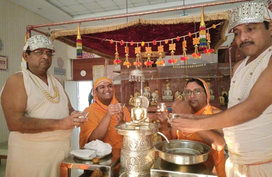 Explained the principle of Achaurya Dharma to the devotees