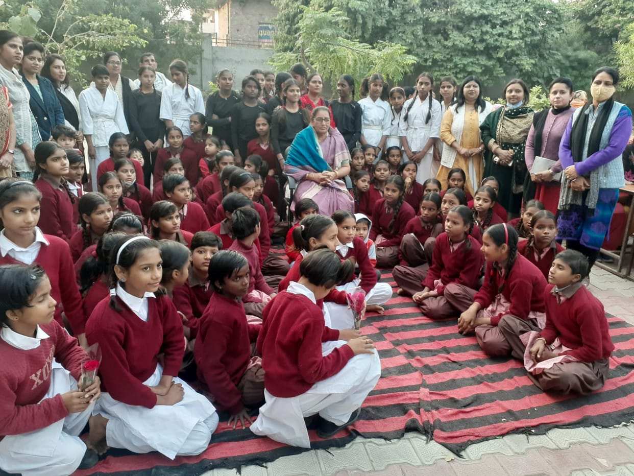 The member of the Women's Commission gave the girl the trick to become self-reliant