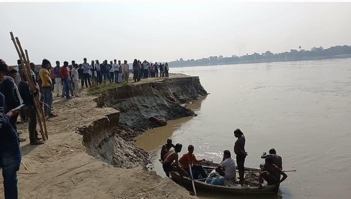 Young man immersed in Ganga, did not know, swept away in the sharp torrent at Mehndi Ghat of the city, there was uproar in the family