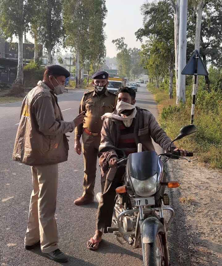 police taught traffic rules to drivers in ponta sahib