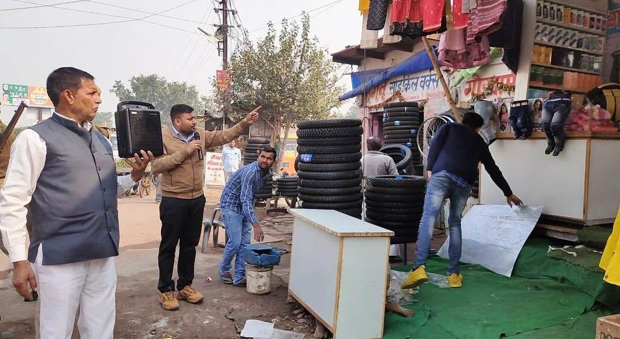 Hathras: Seeing the encroachment on the road, the mercury of the SDM rose, instructed
