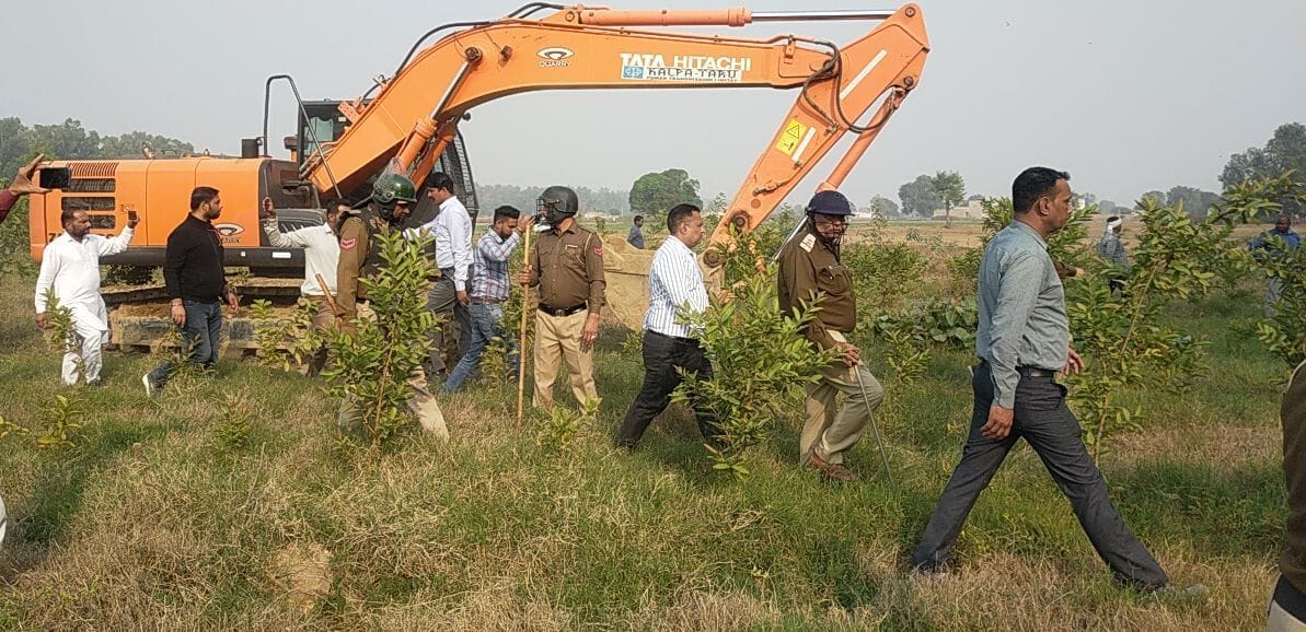 Despite the protests, the work of laying the gas pipeline in Naharana started, the farmer was detained by the police for lying in front of the digging machine.