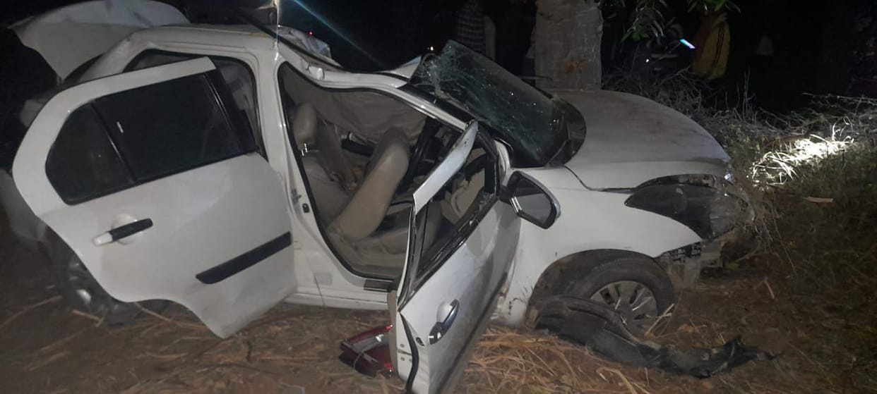 Uncontrolled car collided with a tree and overturned in potholes, brother-in-law die, two injured