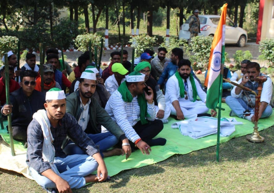 Farmers start indefinite strike for sugarcane price payment