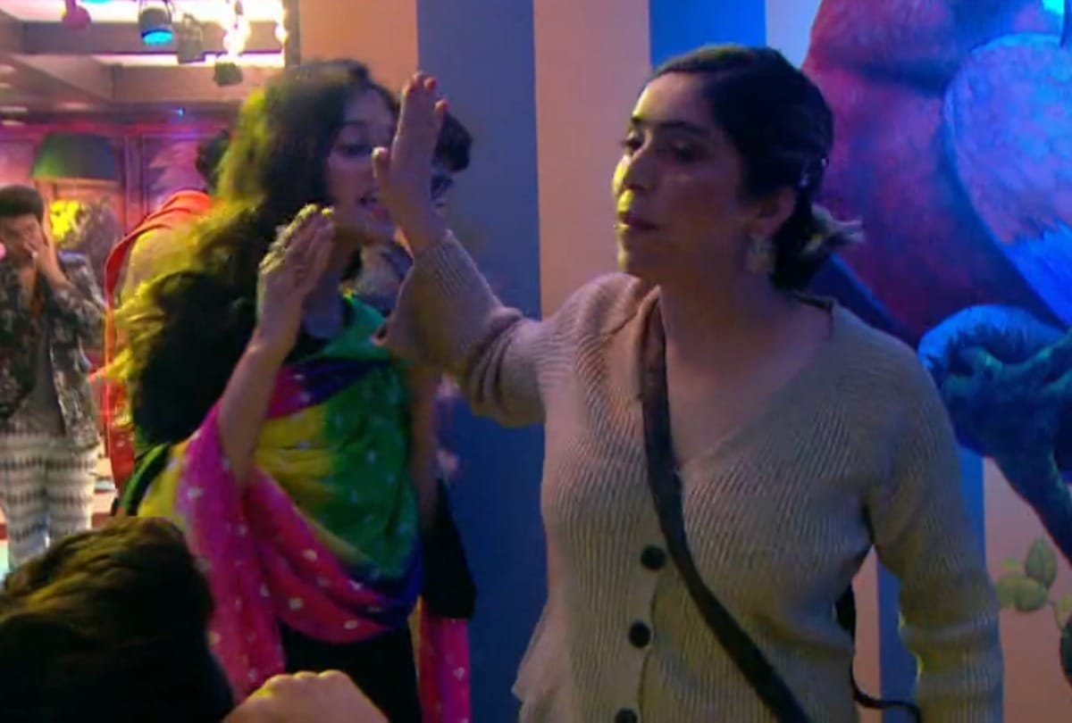 bigg boss 15 neha bhasin get furious on tejasswi prakash for rashan called her brainless