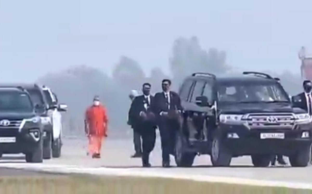 SP leader akhilesh yadav and AAP Leader Sanjay singh mocked cm yog adityanath while he walked behind pm modi convoy