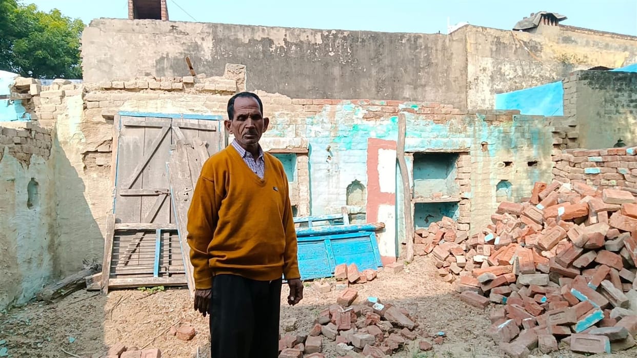 Hathras: Houses demolished in the hope of construction, payment not received from government