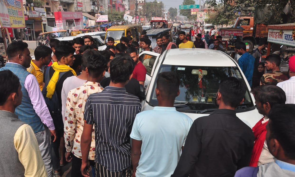 E-rickshaw driver was beaten up by running on the highway