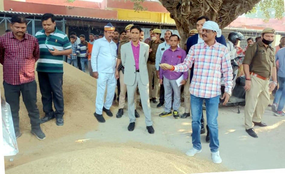 DM took stock of paddy purchasing centers in Mandi, saw auction process on Aadhat