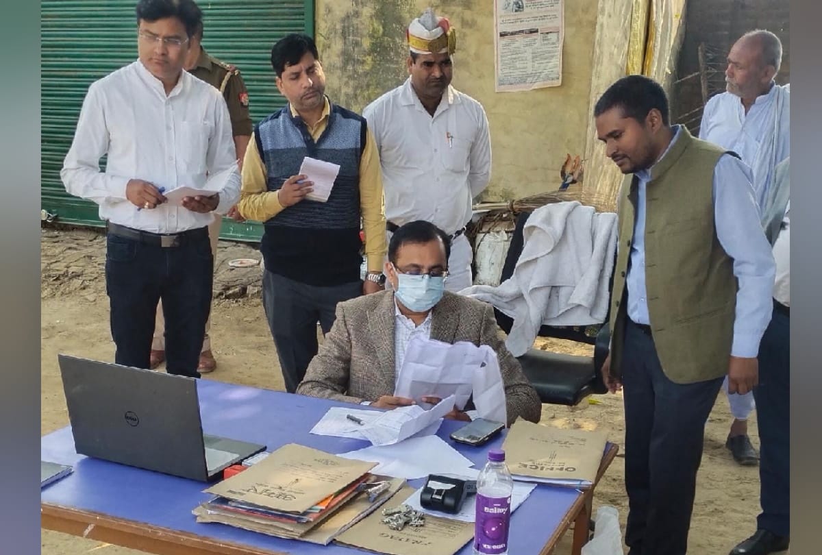 Commissioner stopped salary of two accountants for negligence in voter campaign in Gorakhpur