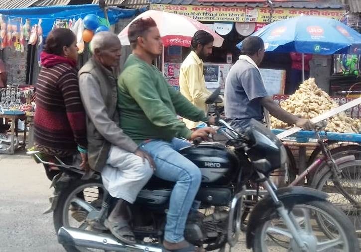 Traffic Month: Tripling without helmet
