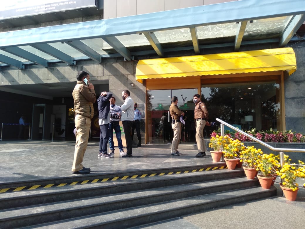income tax raid in dehradun: delhi and dehradun officer doing investigation