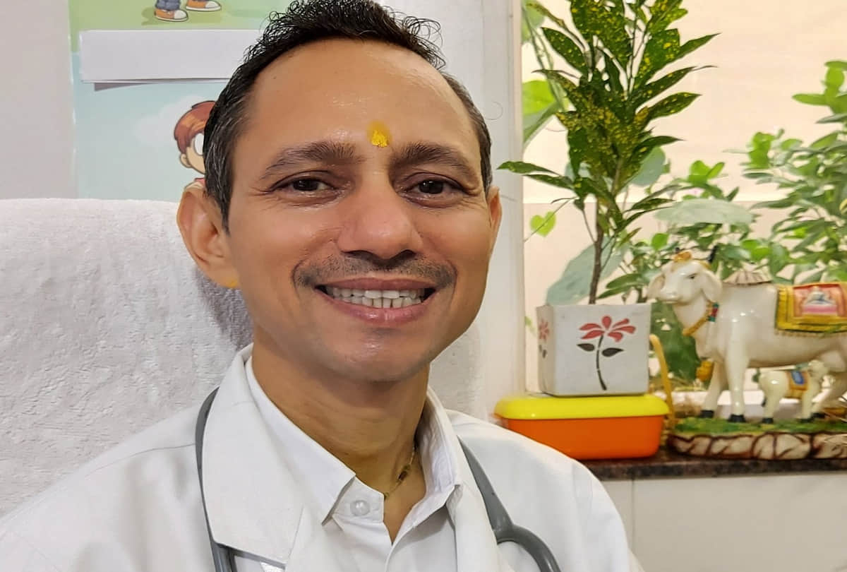 karnal doctor manoj mittal eats cow dung and consumes cow dung urine claim it to be cure of many diseases video goes viral on social media