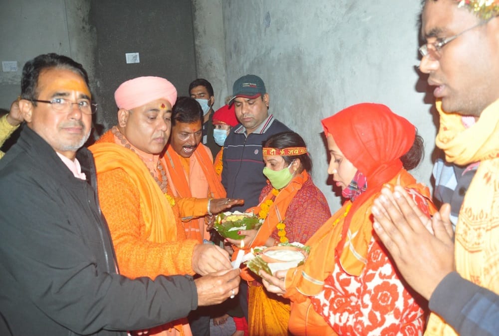 Uttarakhand news: 147 Couple doing Khada diya Puja in kamleshwar mahadev temple srinagar for child