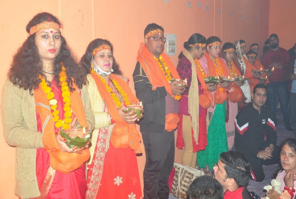 Uttarakhand news: 147 Couple doing Khada diya Puja in kamleshwar mahadev temple srinagar for child