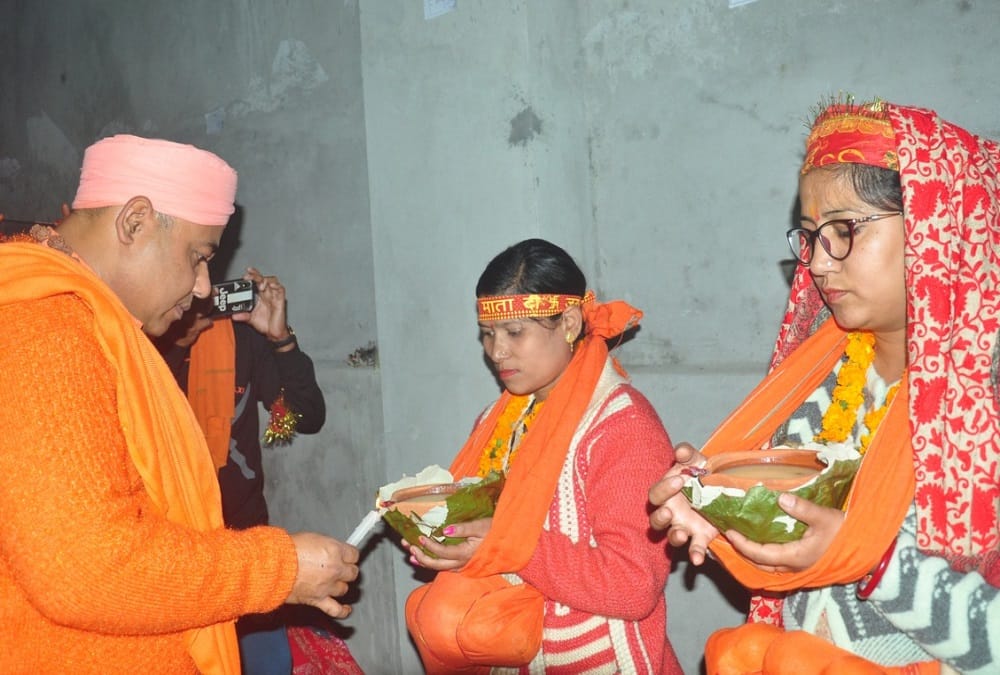 Uttarakhand news: 147 Couple doing Khada diya Puja in kamleshwar mahadev temple srinagar for child