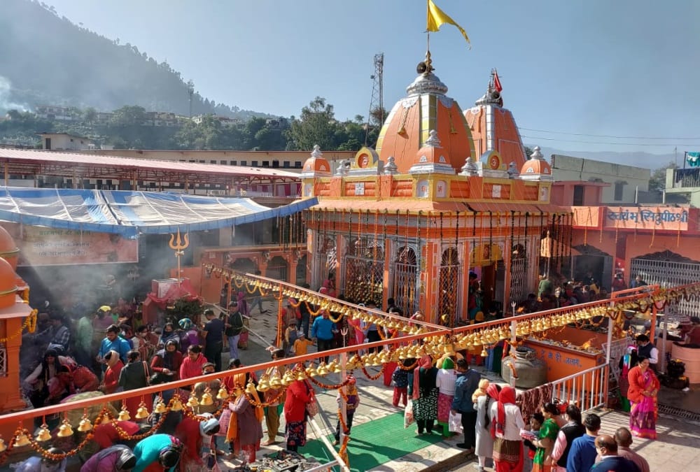 Uttarakhand news: 147 Couple doing Khada diya Puja in kamleshwar mahadev temple srinagar for child