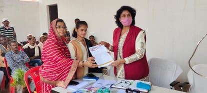 महिला आयोग की सदस्य कंचन जायसवाल को ज्ञापन देती ग्राम प्रधान।