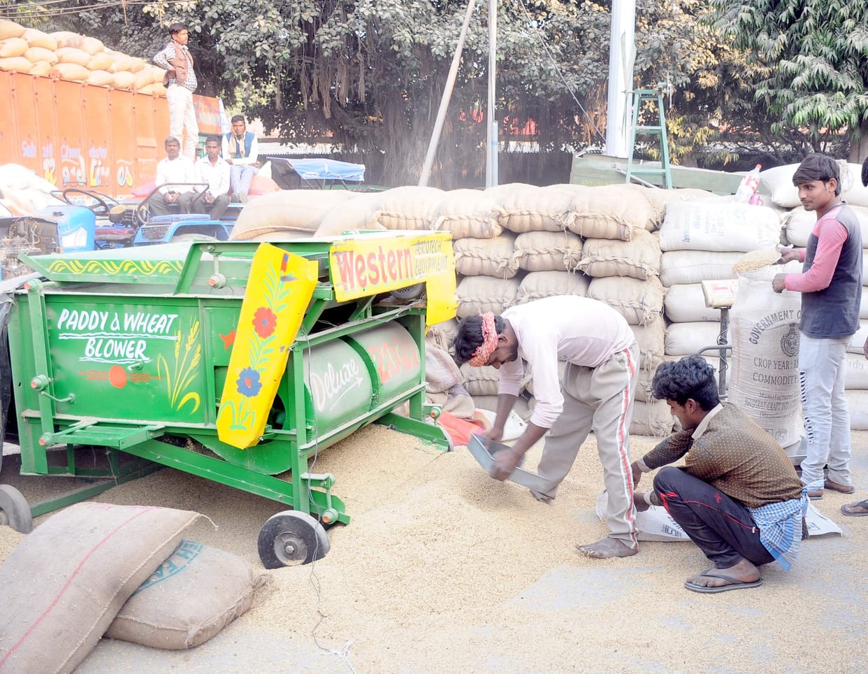 Paddy procurement slow in the district, farmers spending the night at purchasing centers