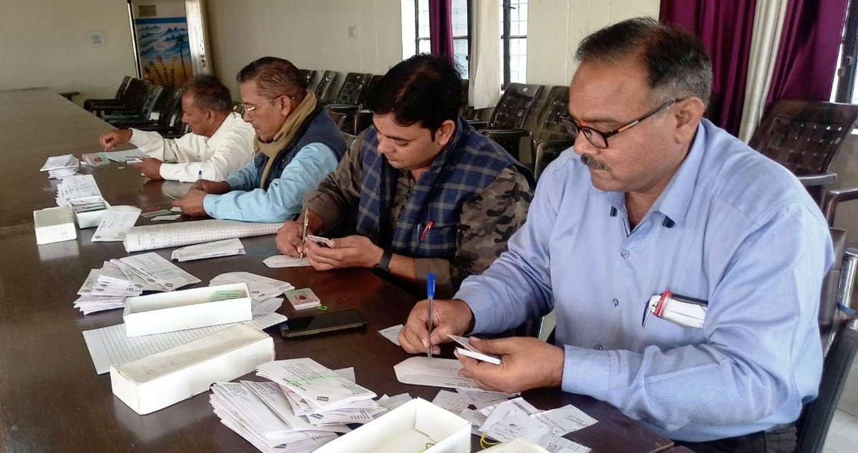 Hathras: Now voter ID card will reach home through speed post