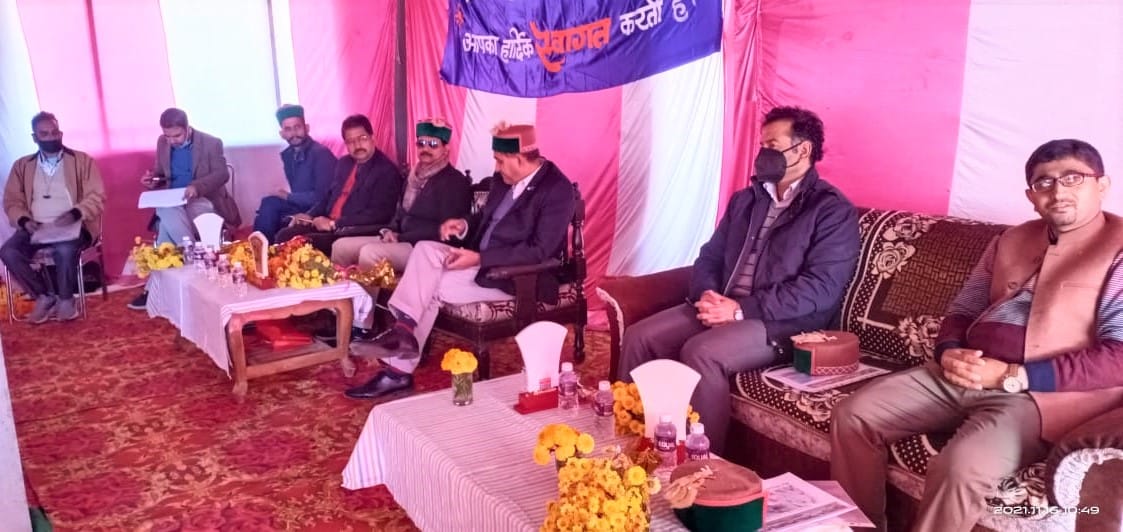 center team came for assement of aaple crop distroy in due to hail