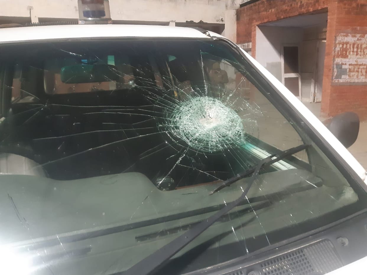 Stone pelted on police who went to catch the fugitive who came to the wedding, three policemen injured