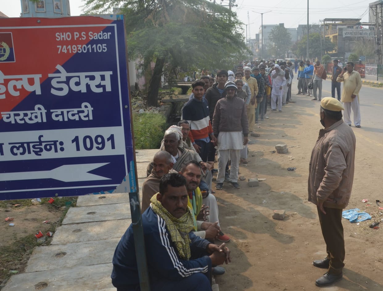 Due to overcrowding of farmers, fertilizers were not distributed in Jhojhukalan