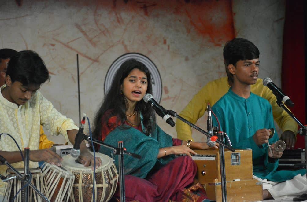 bhojpuri singer maithili thakur revealed that she was demoralized for her English in school