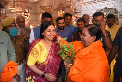 Prayagraj: Former Union Minister Uma Bharati offered prayers at Manokamna Shiva temple