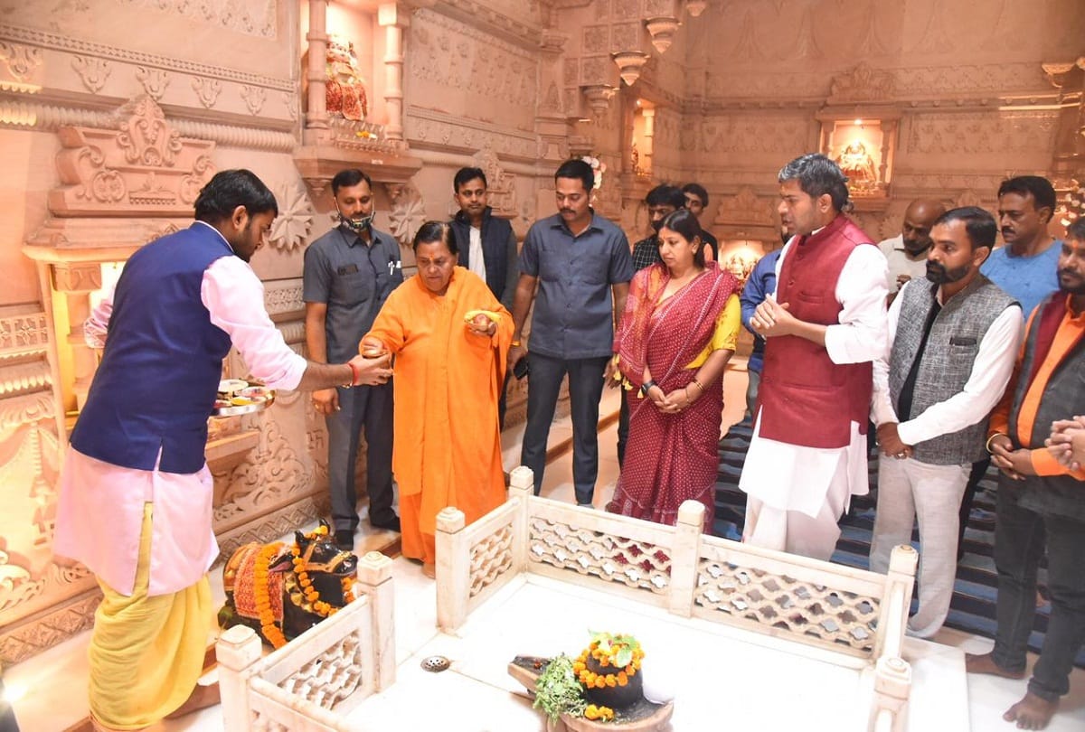 Prayagraj: Former Union Minister Uma Bharati offered prayers at Manokamna Shiva temple