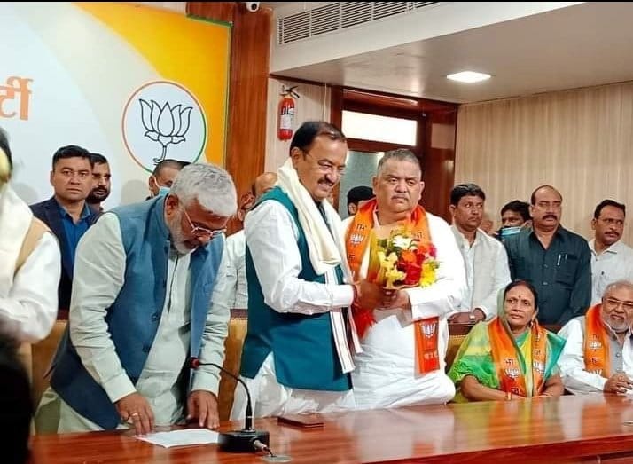 UP election 2022 Big blow to Samajwadi party in Ballia MLC grandson of former PM Chandrashekhar Ravi Shankar singh pappu joined BJP