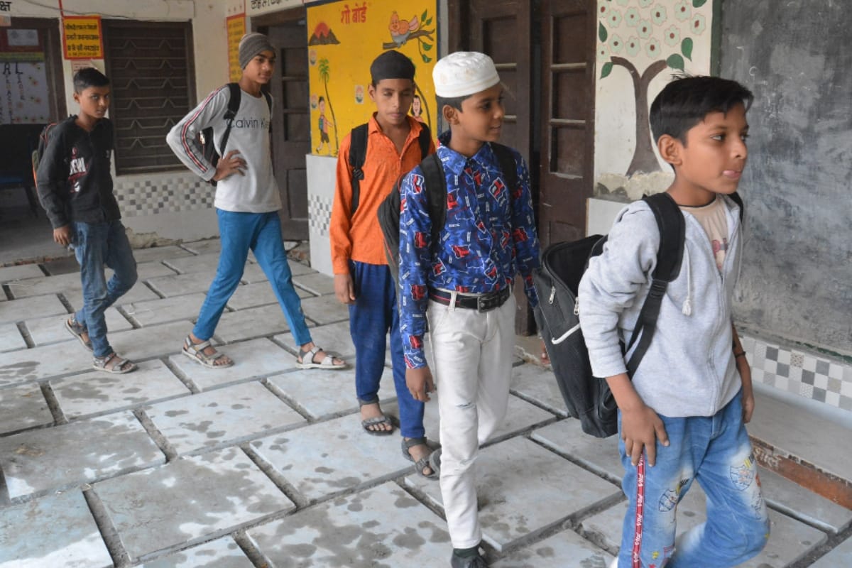 UP: Children reaching school in winter without shoes, sweaters, money came in the account of only 73 thousand parents