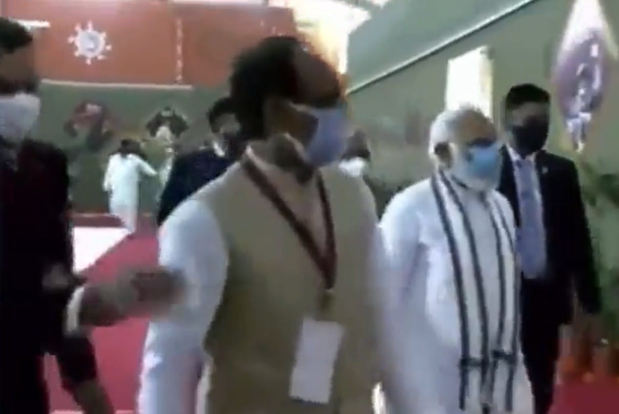 Truth of viral video: Shivraj was stopped by the collector, not by any SPG person, nothing to do with Modi's photo frame