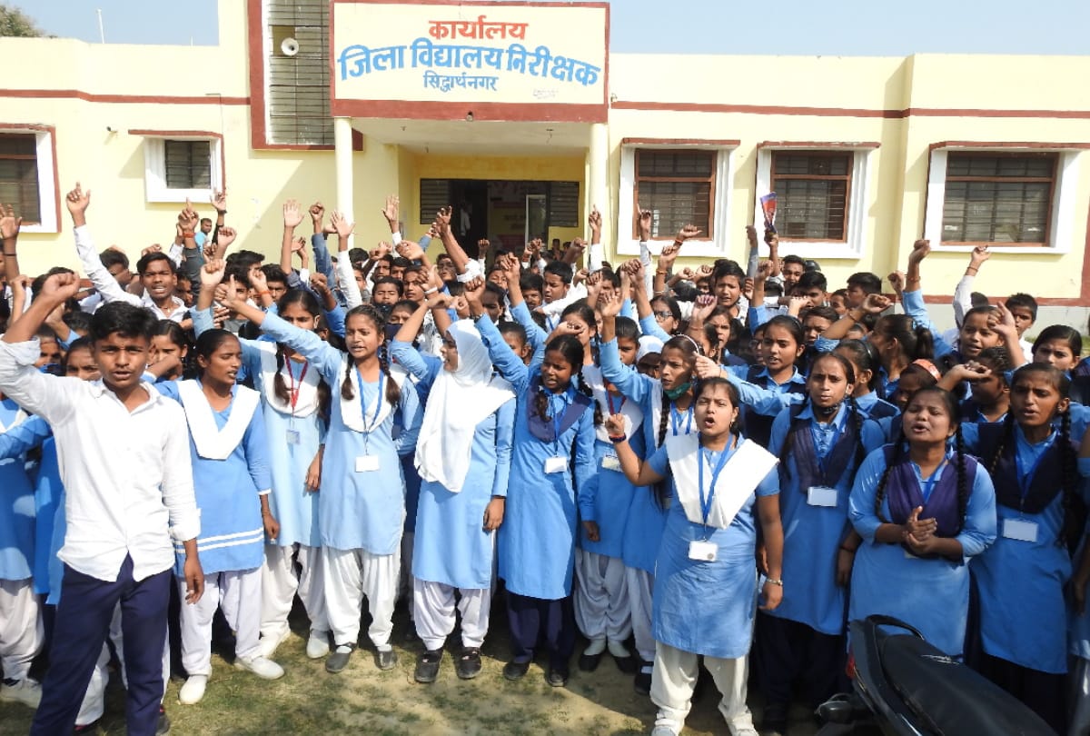 School children sat on dharna leaving examination in siddharth nagar
