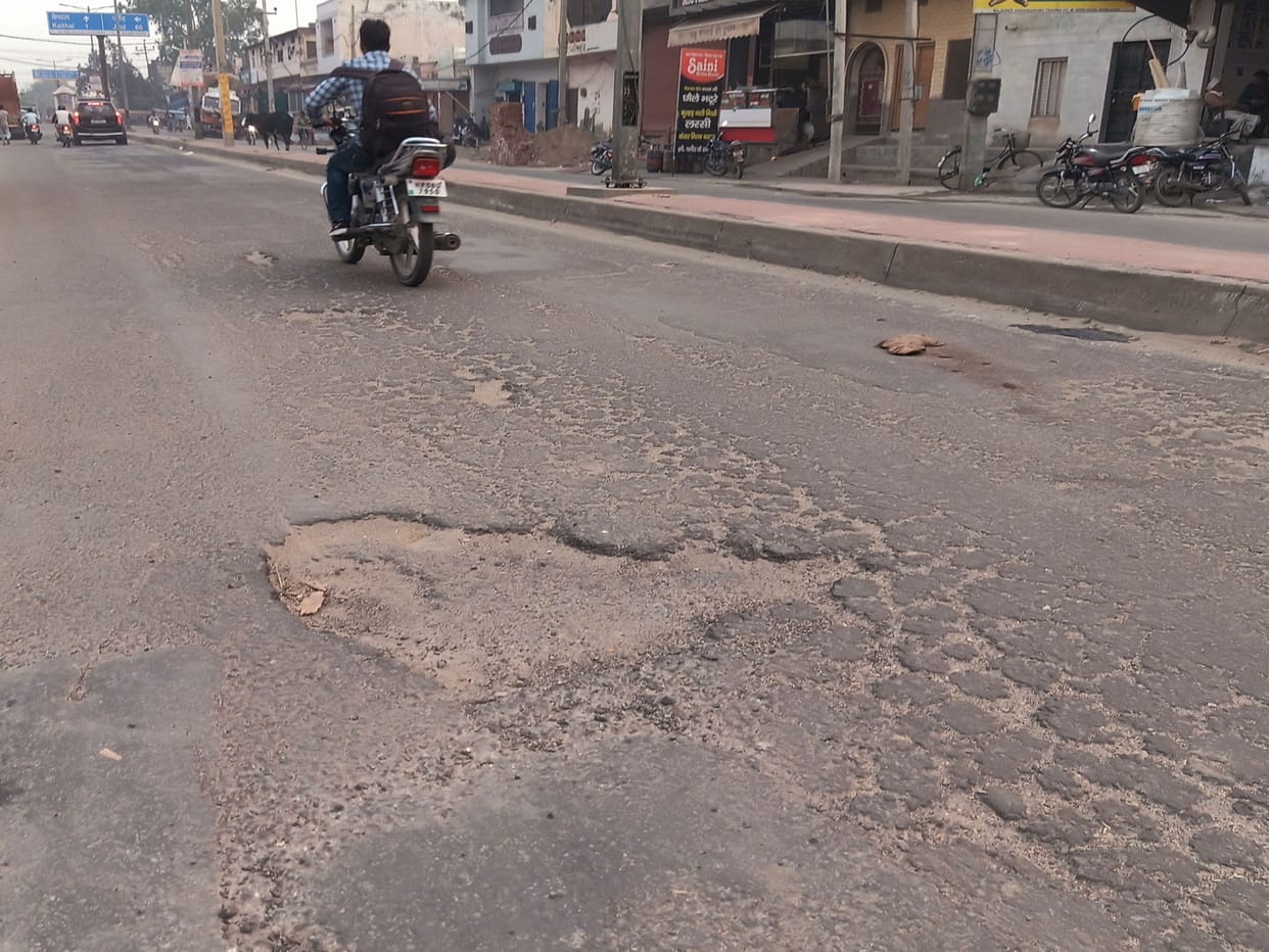 The road going from Kaithal to Guhla-Cheeka is in bad shape, the driver is upset