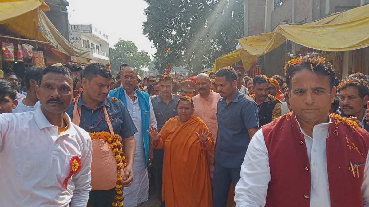 former CM Uma Bharti visit vindhyavasini temple worship and darshan pujan in mirzapur