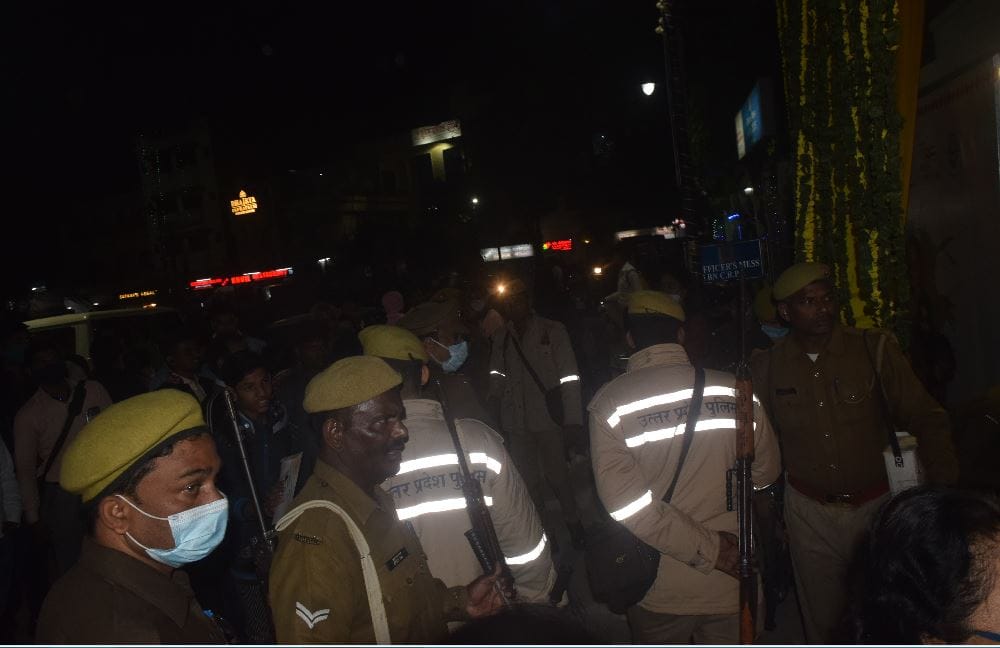 Kumar Vishwas in Kashi Utsav Crowd gathered in Rudraksh convention centre thousands of people returned disappointed with VIP pass in hand
