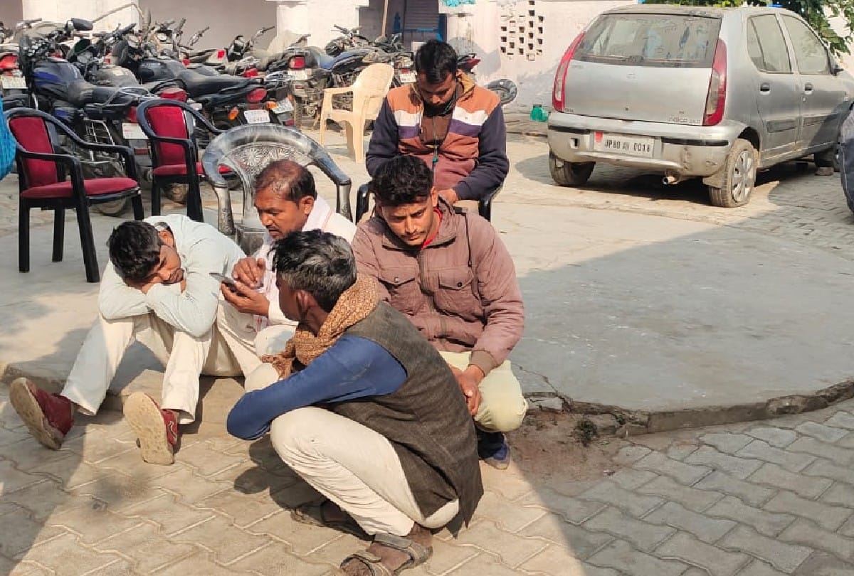 dead body of young man found hanging on tree in agra