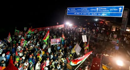 Samajwadi Vijay Yatra party workes waited for many hours for see Akhilesh Yadav in Mau and Azamgarh