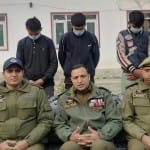 पकड़े गए युवाओं के बारे में जानकारी देती पुलिस