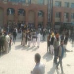 अदालत के बाहर इकट्ठे हुए सुखपाल सिंह खैहरा के समर्थक।