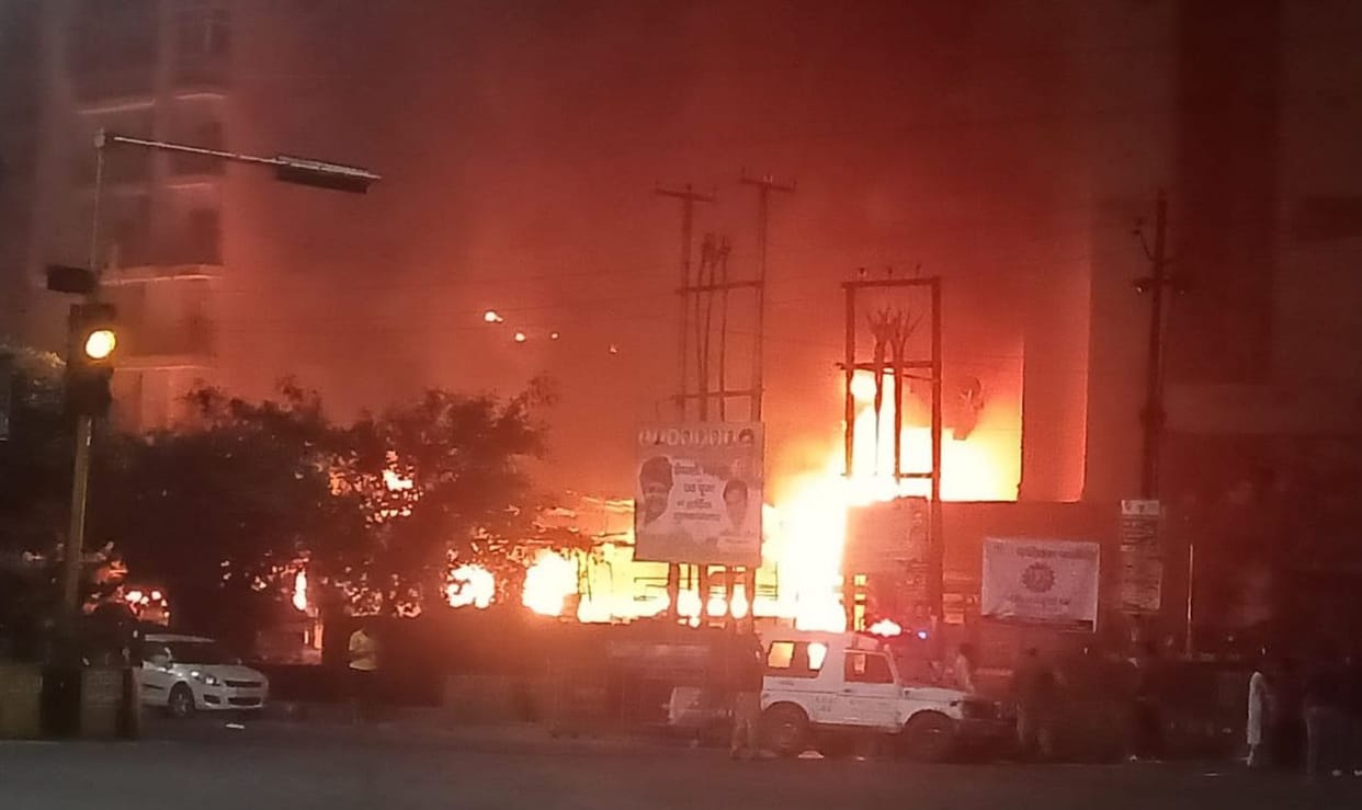 Fire broke out in 12 shops, goods also burnt in the balcony of 16 flats